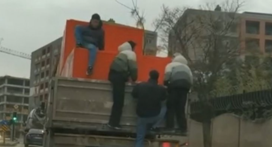 Bursa'da 3 genç, kamyonun