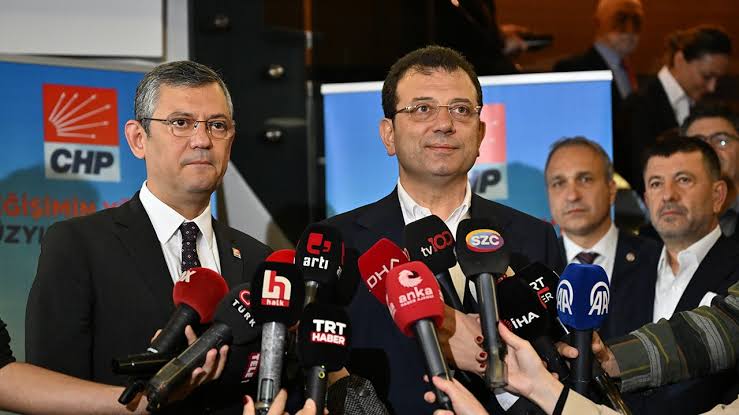 İstanbul'da düzenlenen panel siyasetin