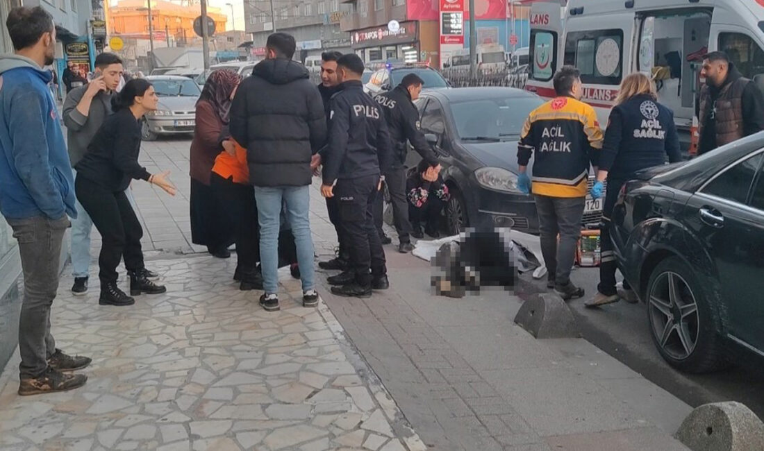 Sultangazi’de kaldırımda yürüyen bir