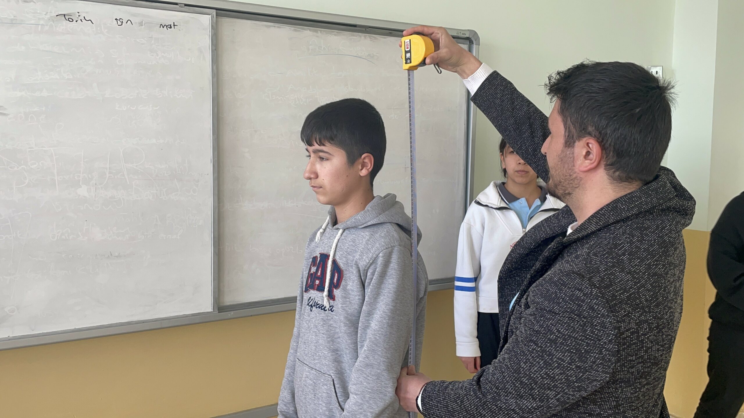 Öğrencilere skolyoz taraması
