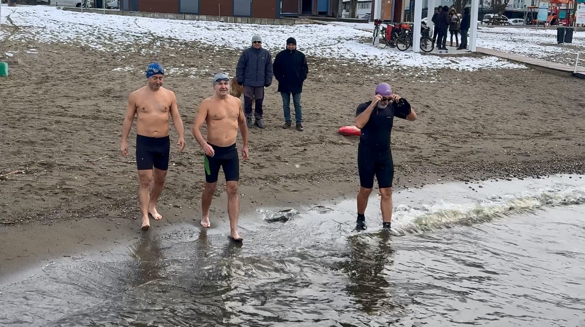 Eksi 3 derecede İznik Gölü’ne girdiler