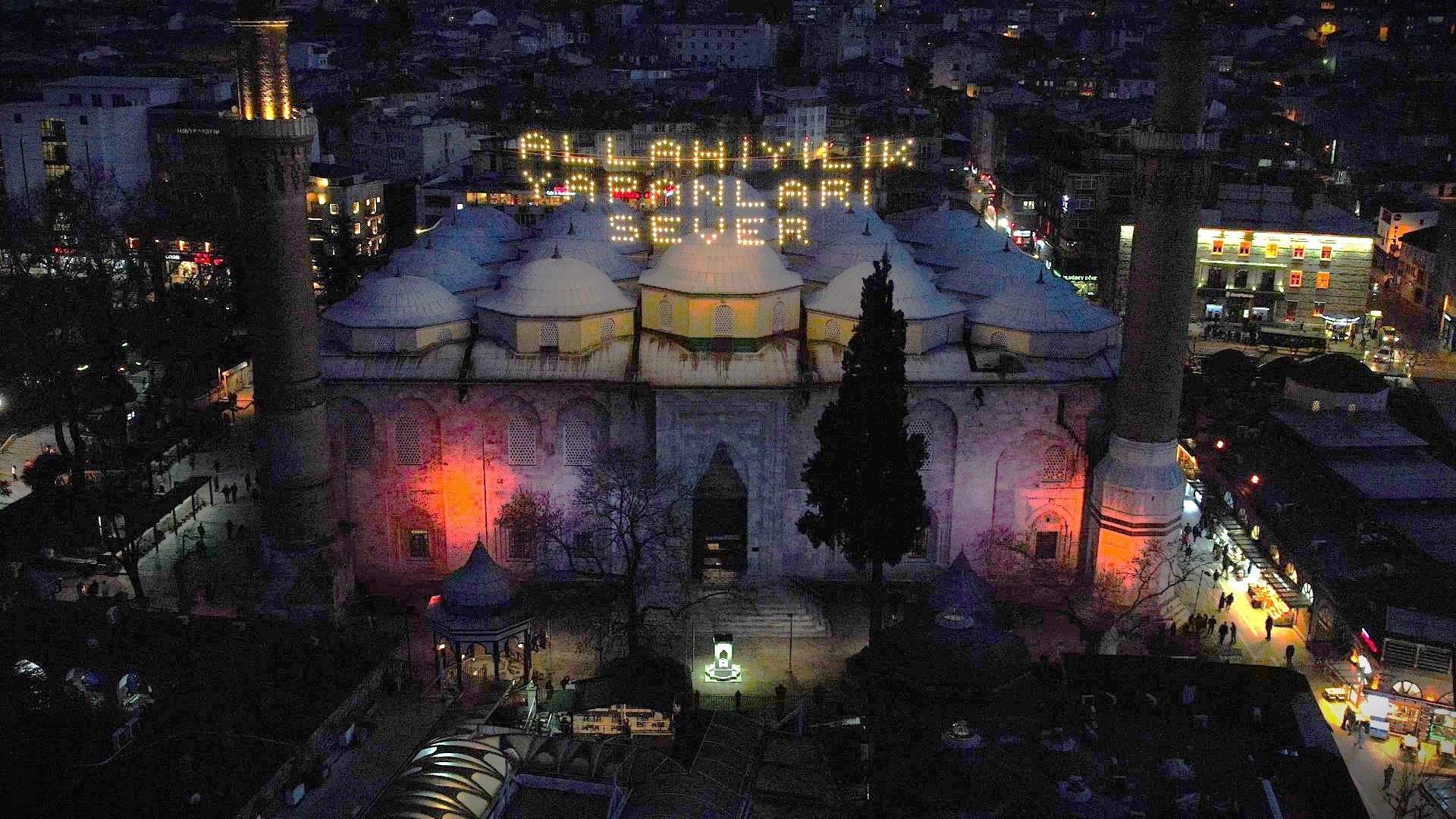 626 yıllık Ulu Cami’ye Ramazan mahyası asıldı