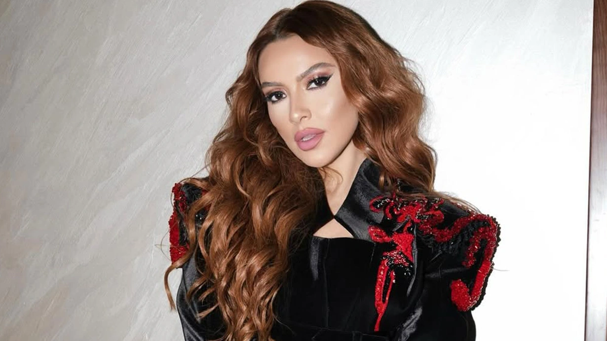 Hadise’den TSK’dan ihraç edilen teğmenlere destek