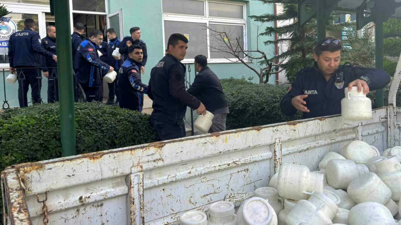 Tarsus Belediyesi halk sağlığını tehdit eden 1.5 ton gıda ele geçirdi