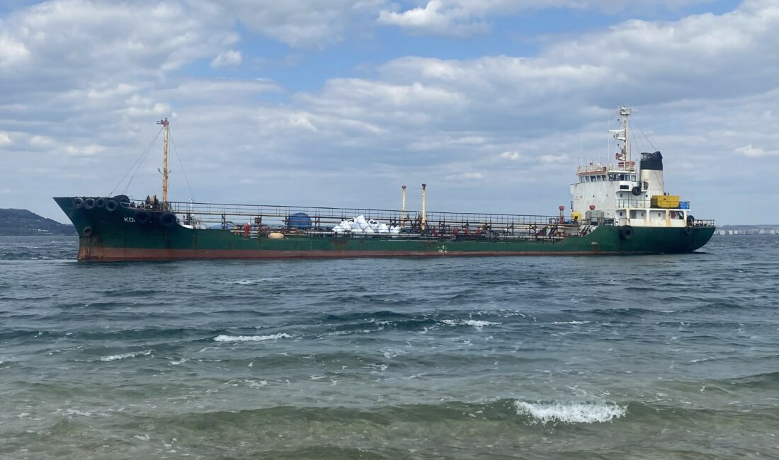 Çanakkale Boğazı'ndan geçen Türk
