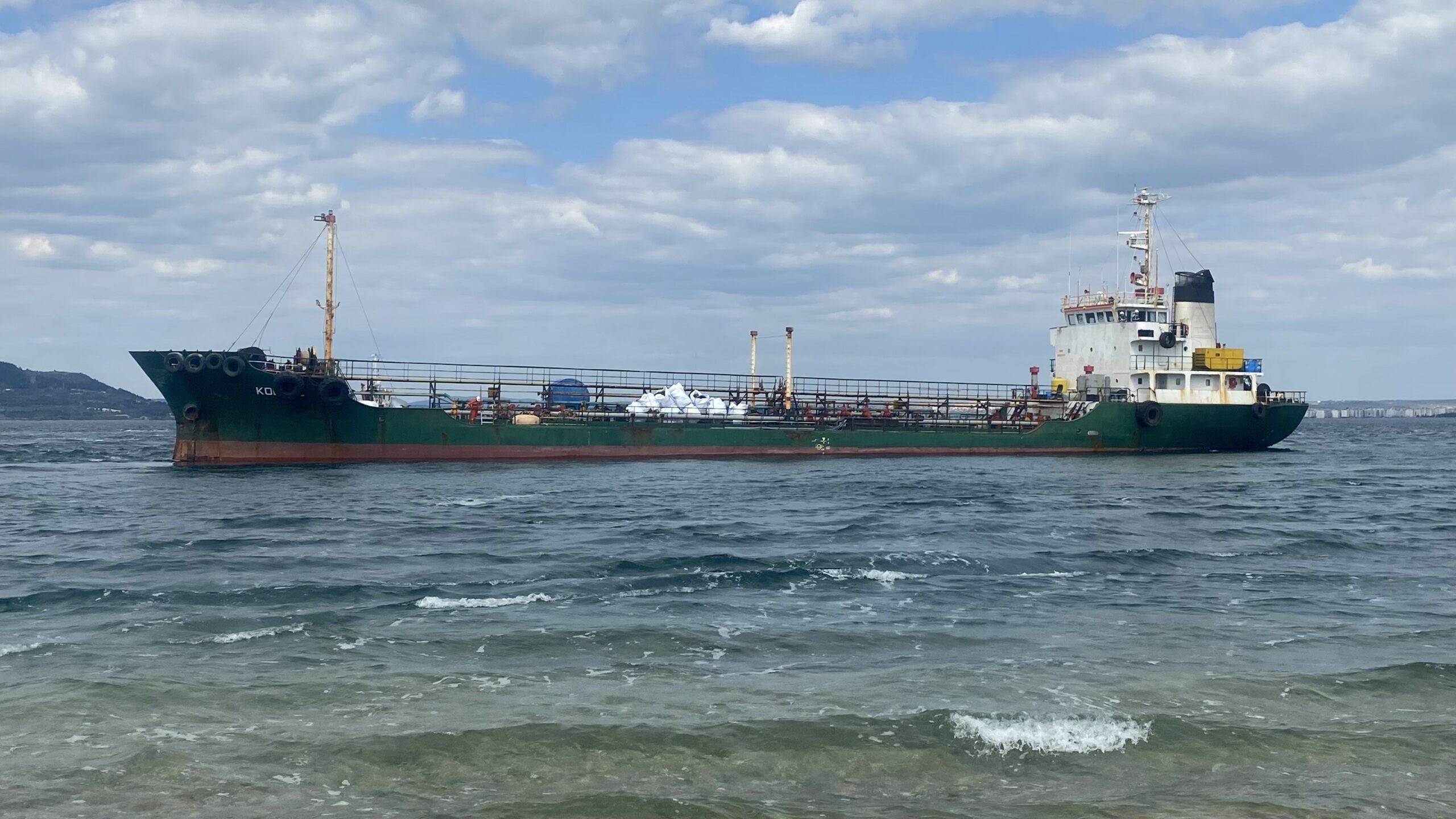 Çanakkale Boğazı’nda atık taşıma tankeri karaya oturdu