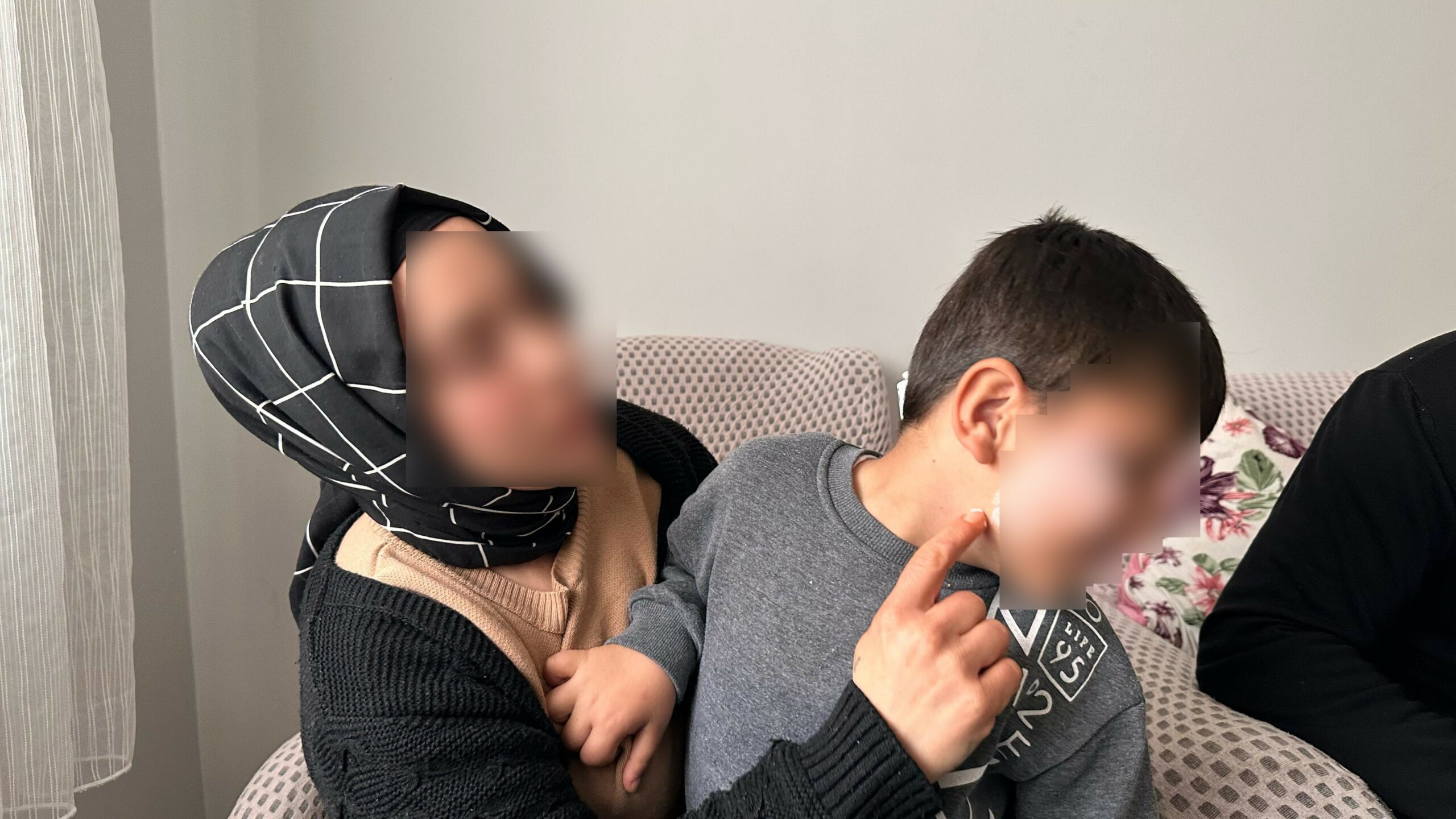 Çocuklar kavga etti; anne okulu basıp öğrenciyi darp etti
