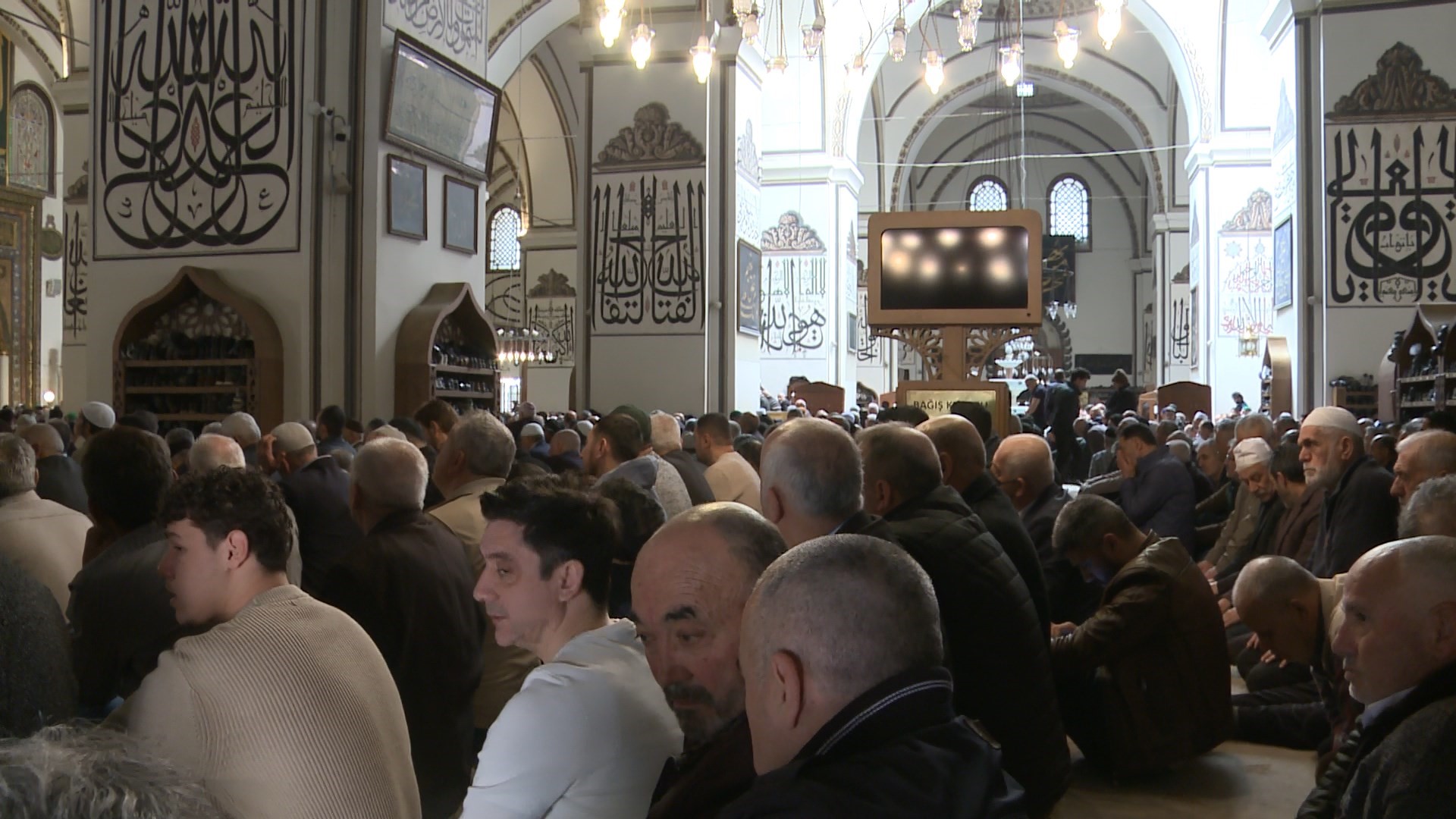 Ramazanın son cumasında Ulucami’ye akın ettiler