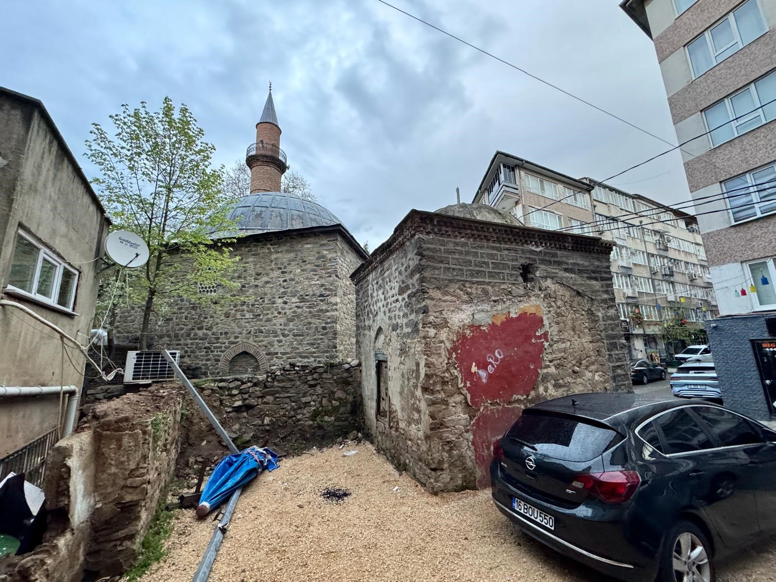 Tarihi cami, terk edilmiş bir eser gibi kaldı