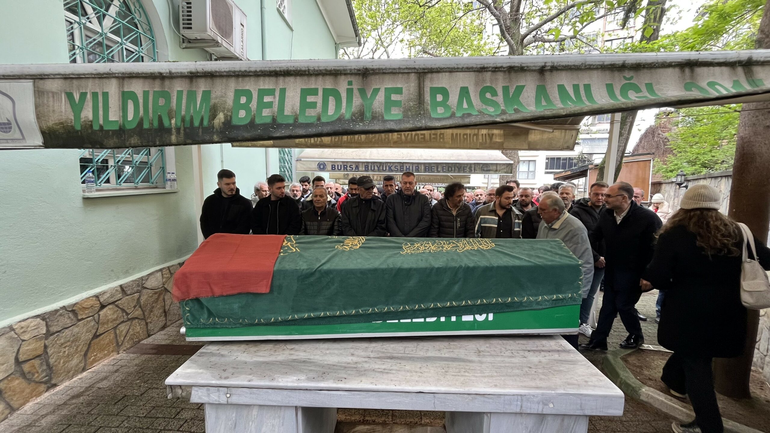 Eşi ve oğlunun yanına defnedildi