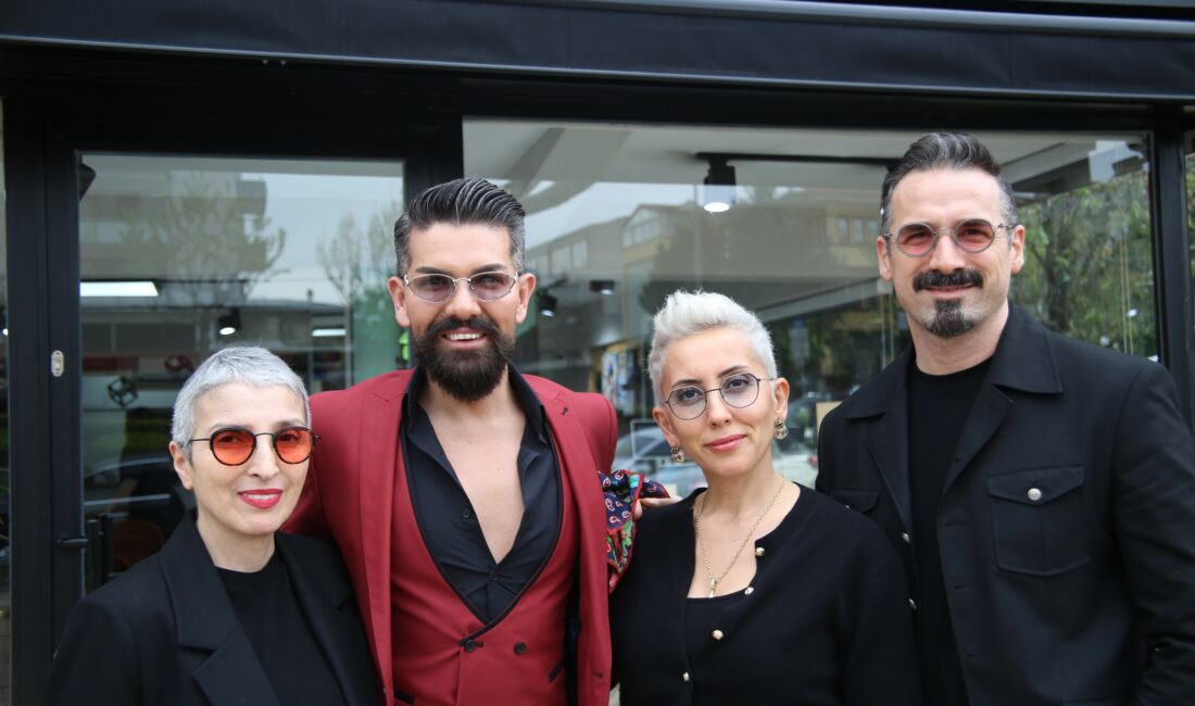 Şarkıcı Mehmet Çevik'e hediye