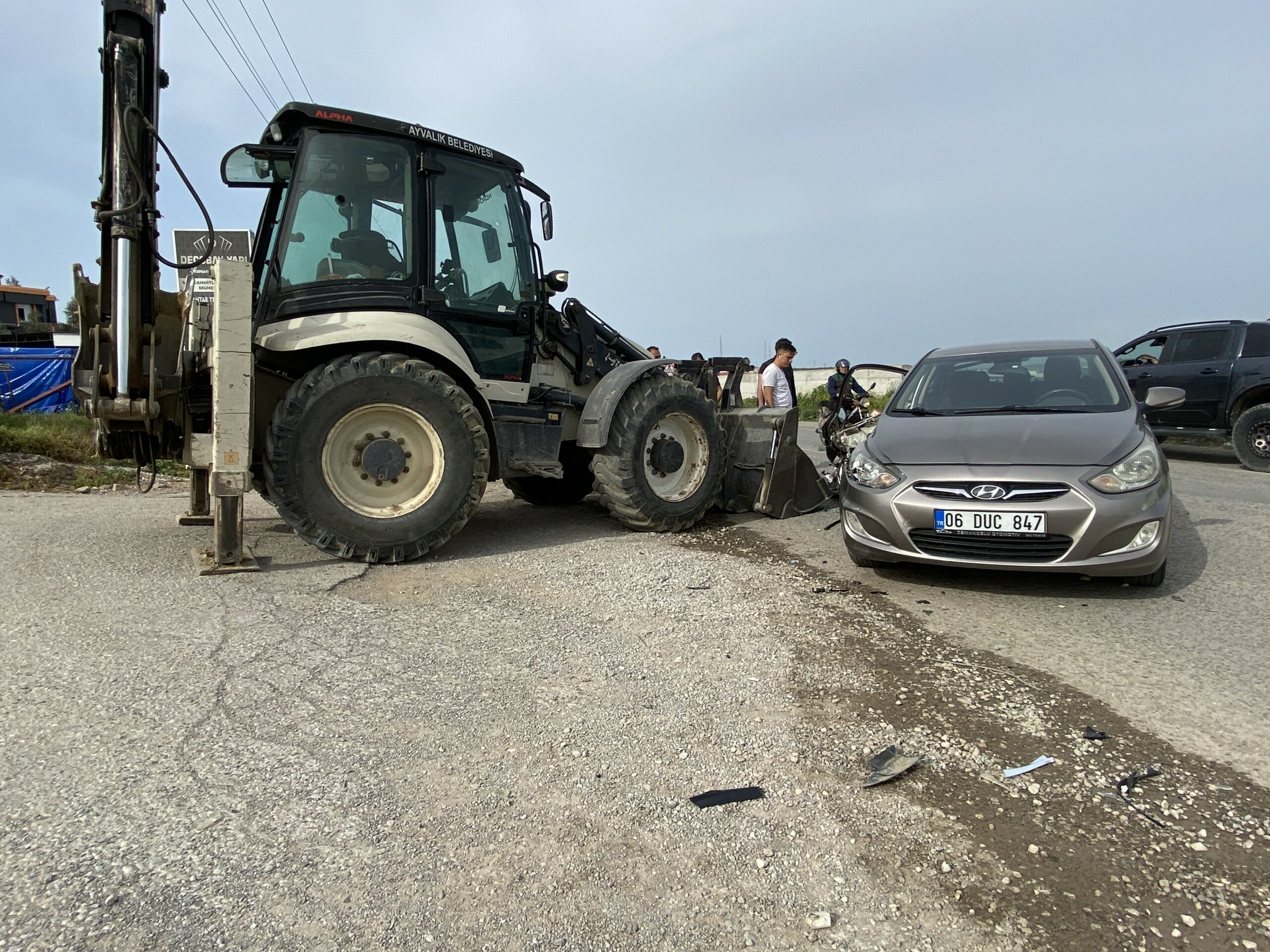 Balıkesir Ayvalık’ta iş makinesi ile otomobil çarpıştı: 1 çocuk ve 1 hamile kadın yaralandı