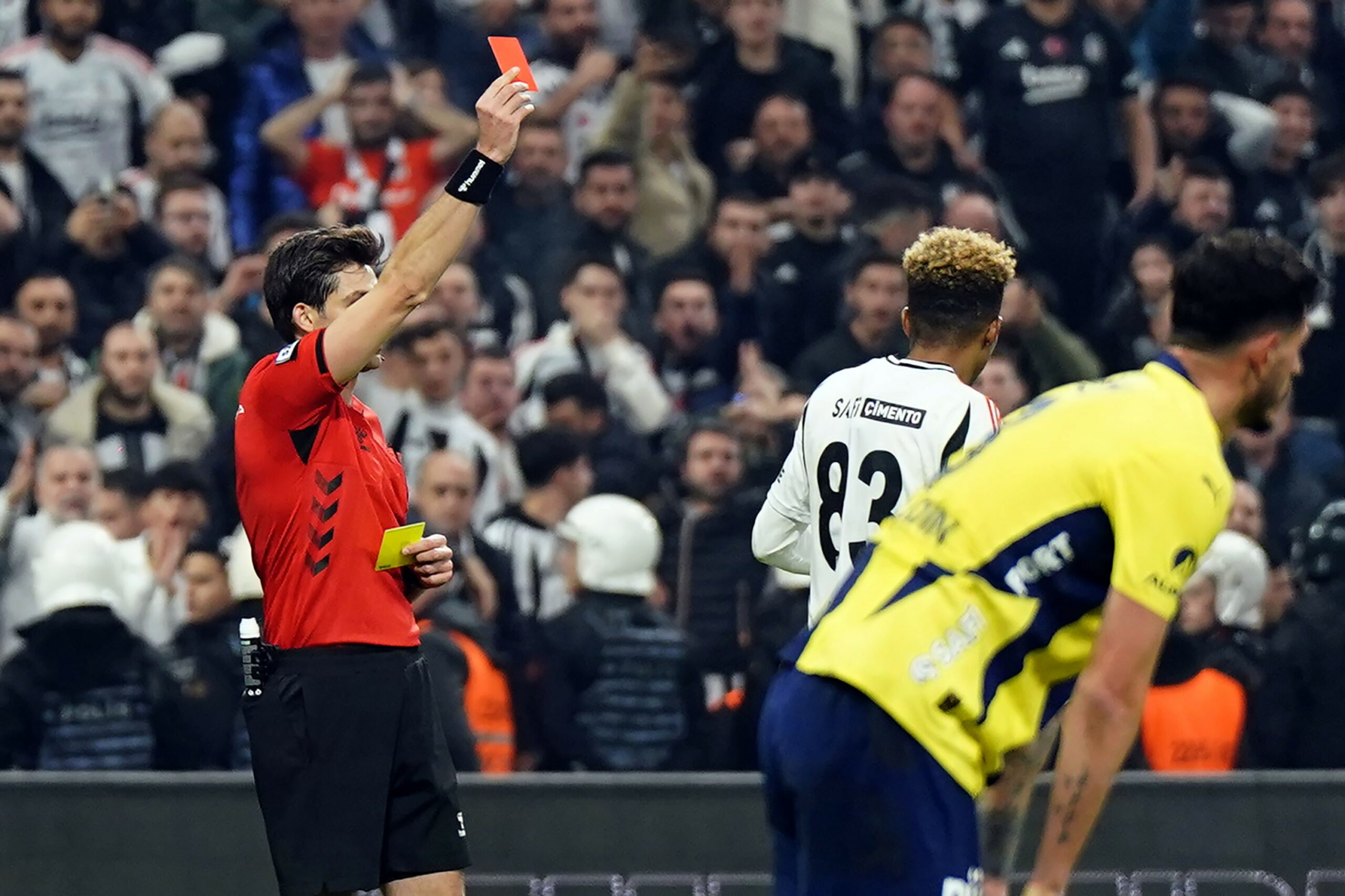 Beşiktaş, Fenerbahçe maçlarında çok kızarıyor