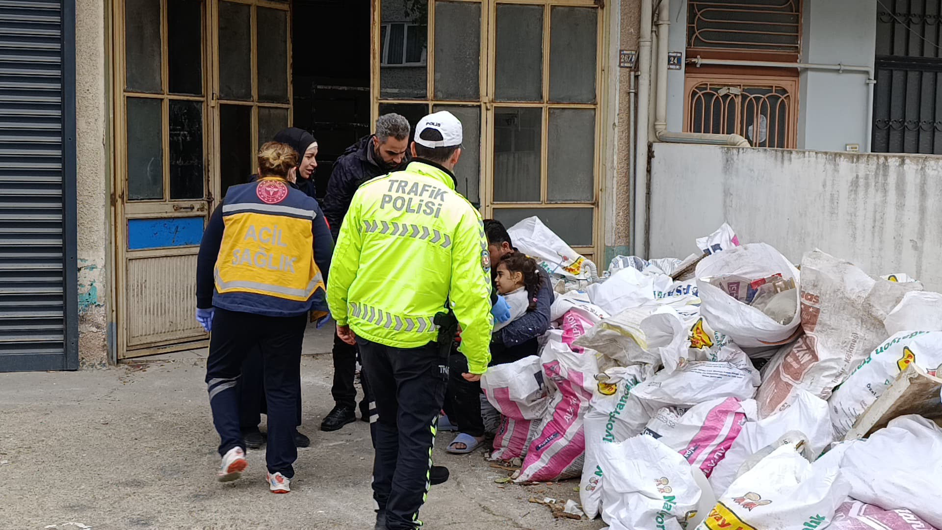 Bursa’da 1. kattan düşen çocuğu moloz dolu çuvallar korudu