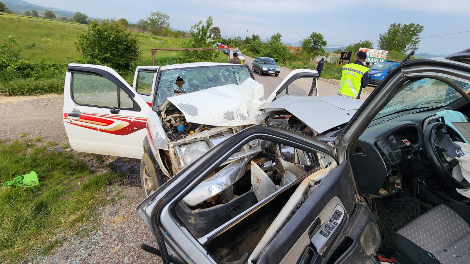 Mustafakemalpaşa’da Otomobiller kafa kafaya çarpıştı: 1 ölü, 4 yaralı