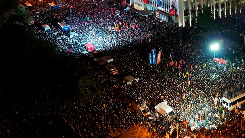 İzinsiz yürüyüşlere katılma olaylarına ilişkin 8 gazetecinin yargılanmasına başlandı
