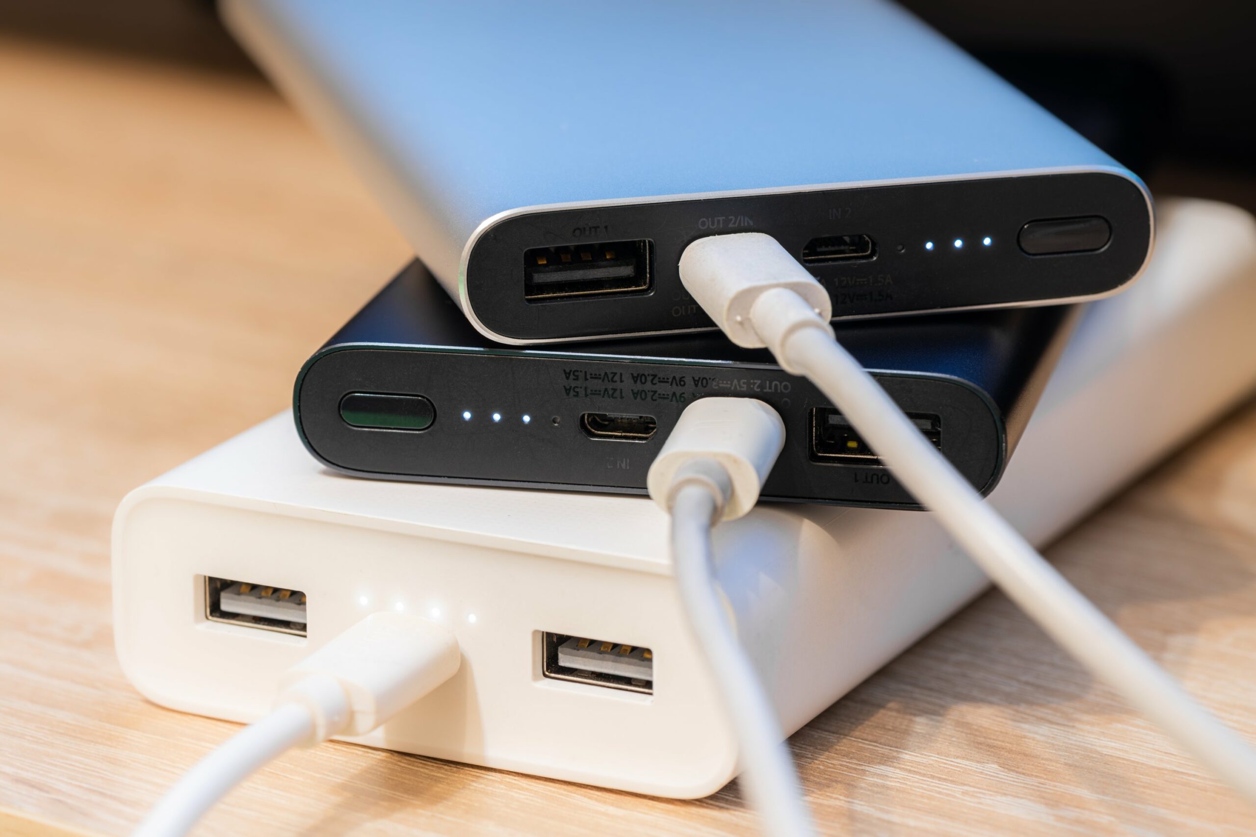 Powerbank alev aldı, çalışan aracı yanmaktan kurtardı