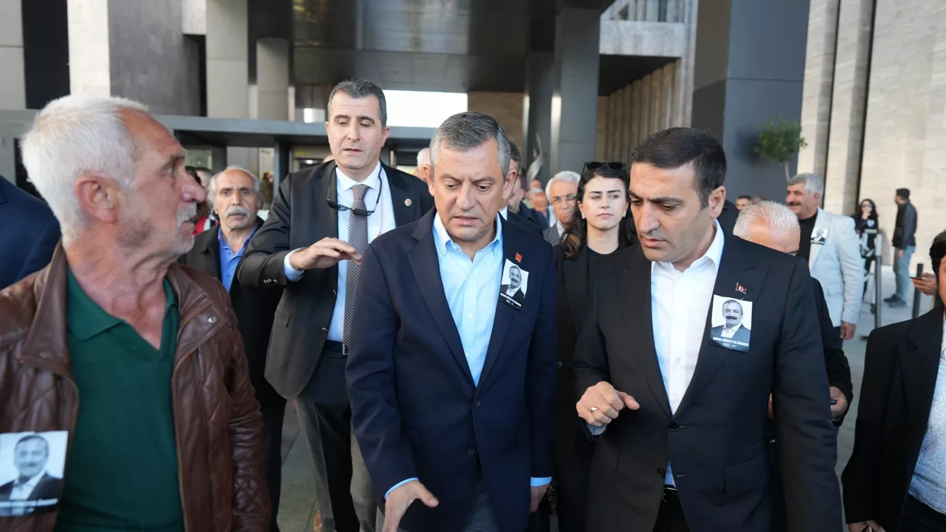 Özgür Özel: Bu saldırıyı siyaset kurumuna yapılmış bir saldırı olarak görüyorum