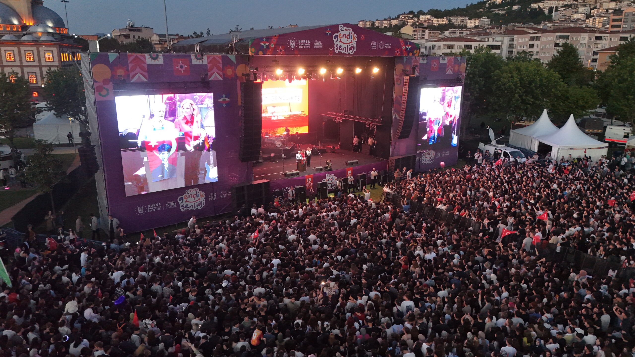 19 Mayıs coşkusu ‘Mor ve Ötesi’ ile zirve yaptı