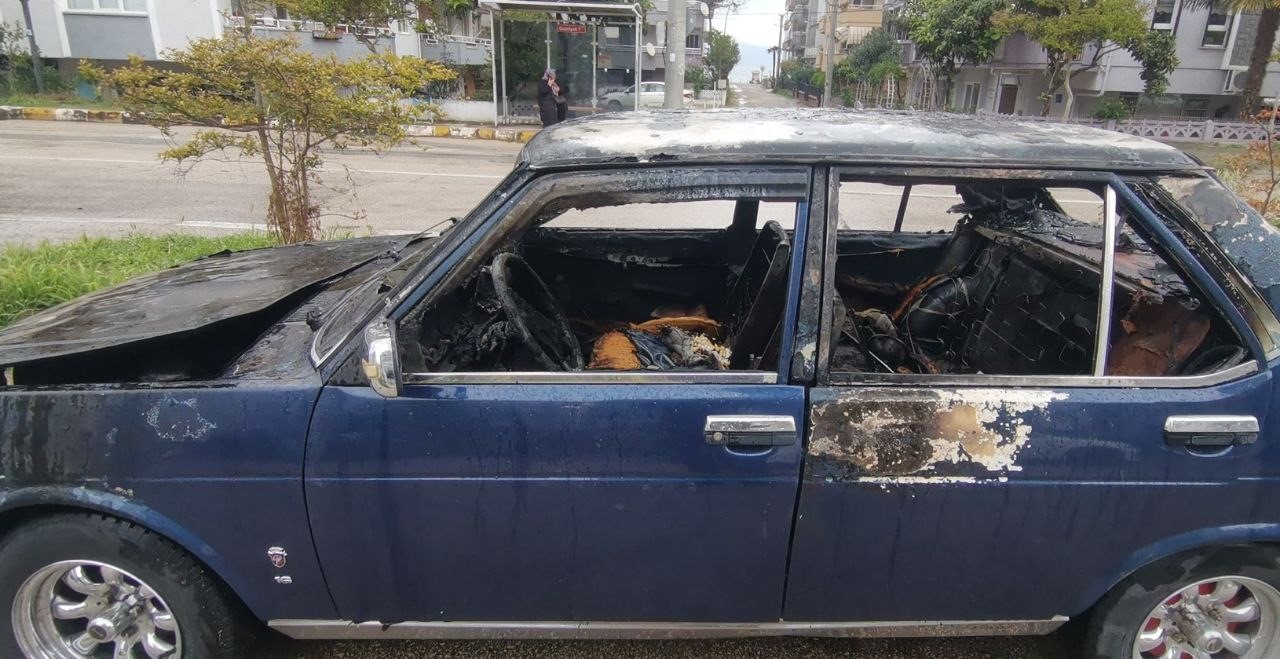 Seyir halindeki otomobil alev aldı