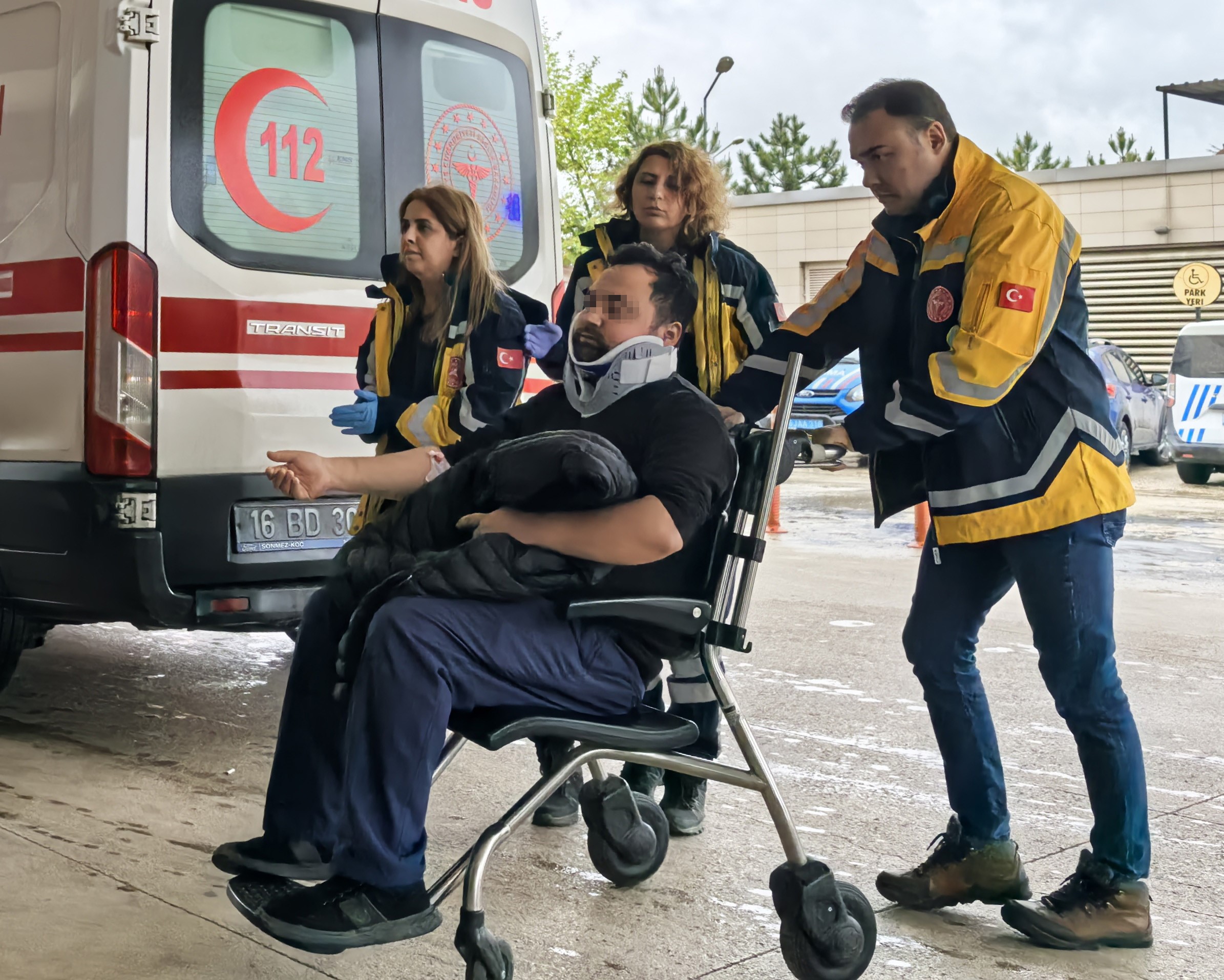 Yağışta kayan otomobil kamyona çarptı: 1 yaralı