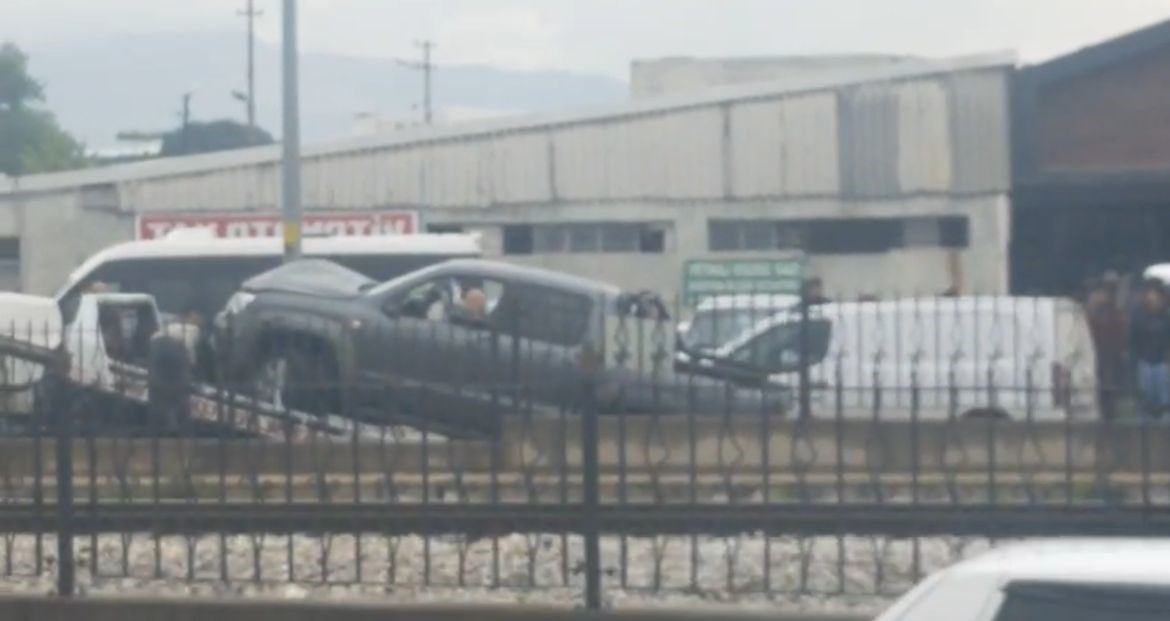 Osmangazi’de kontrolden çıkan araç durağa daldı