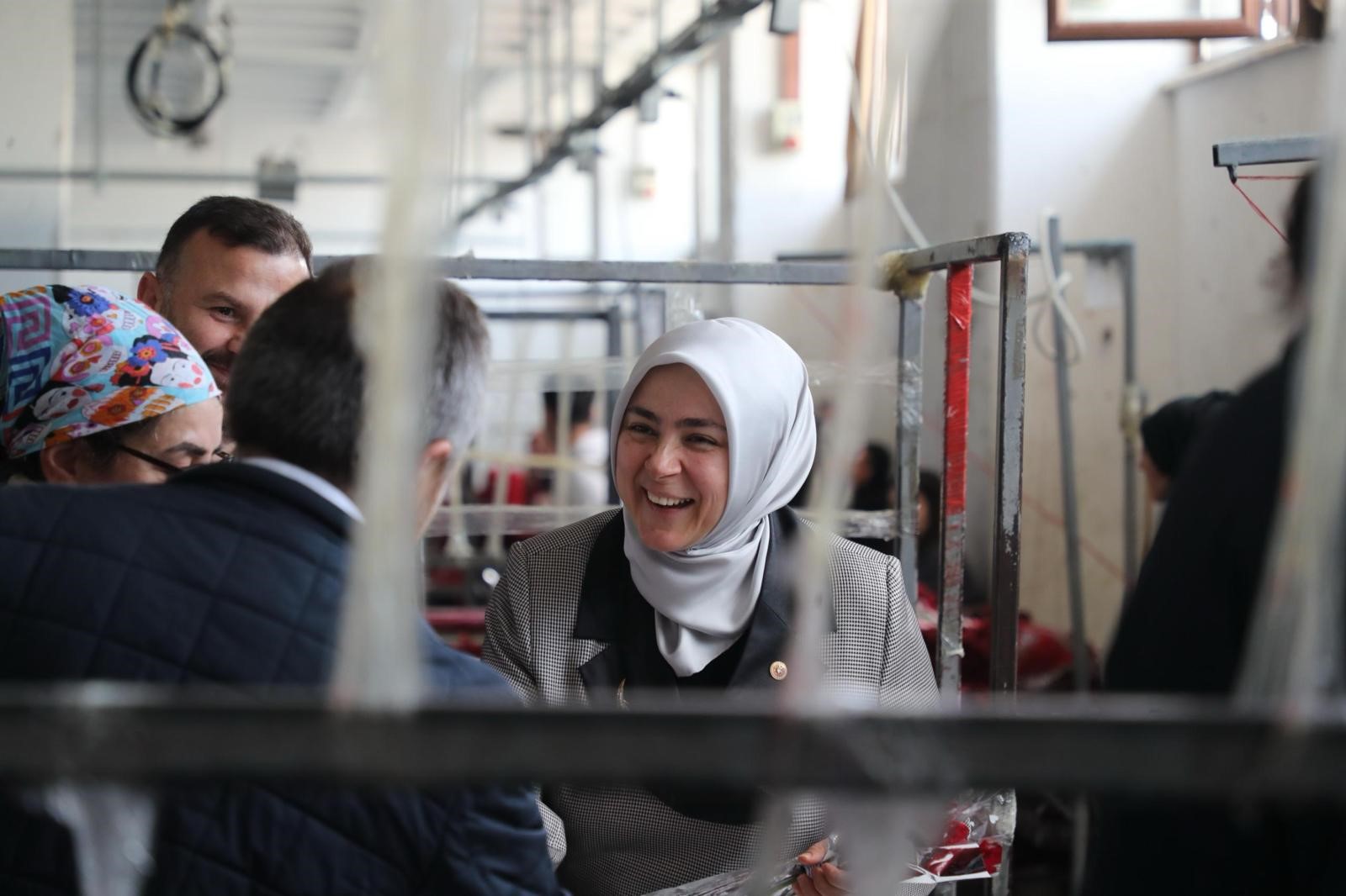 Tuğba Işık Ercan, tekstil fabrikasında kadın işçilerle bir araya geldi