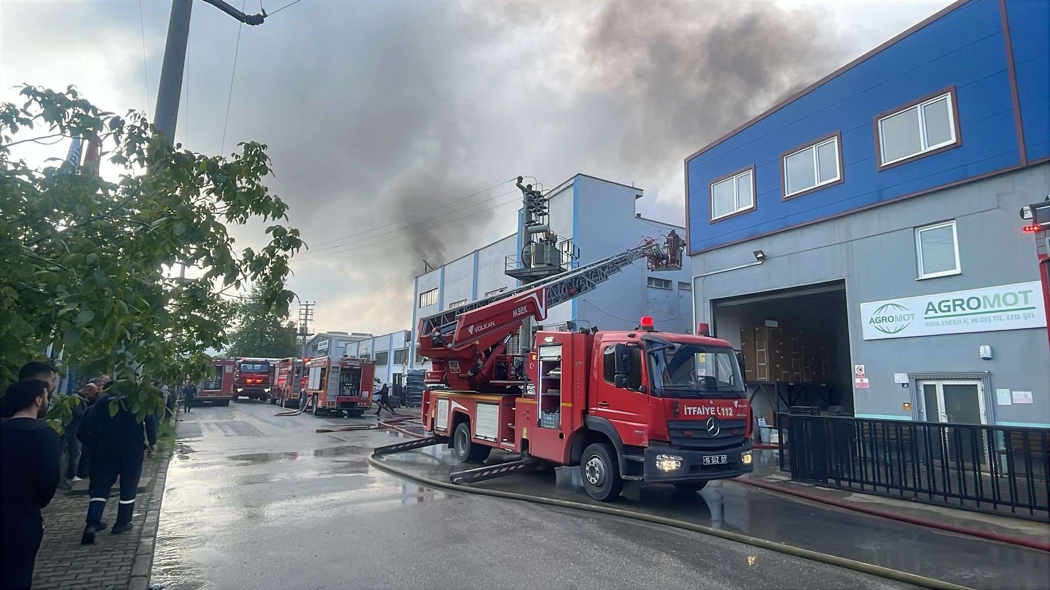 Fabrika yangını korku dolu anlar yaşattı