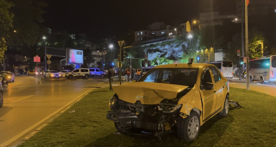 Kırmızı ışık ihlali kazaya neden oldu: 7 yaralı