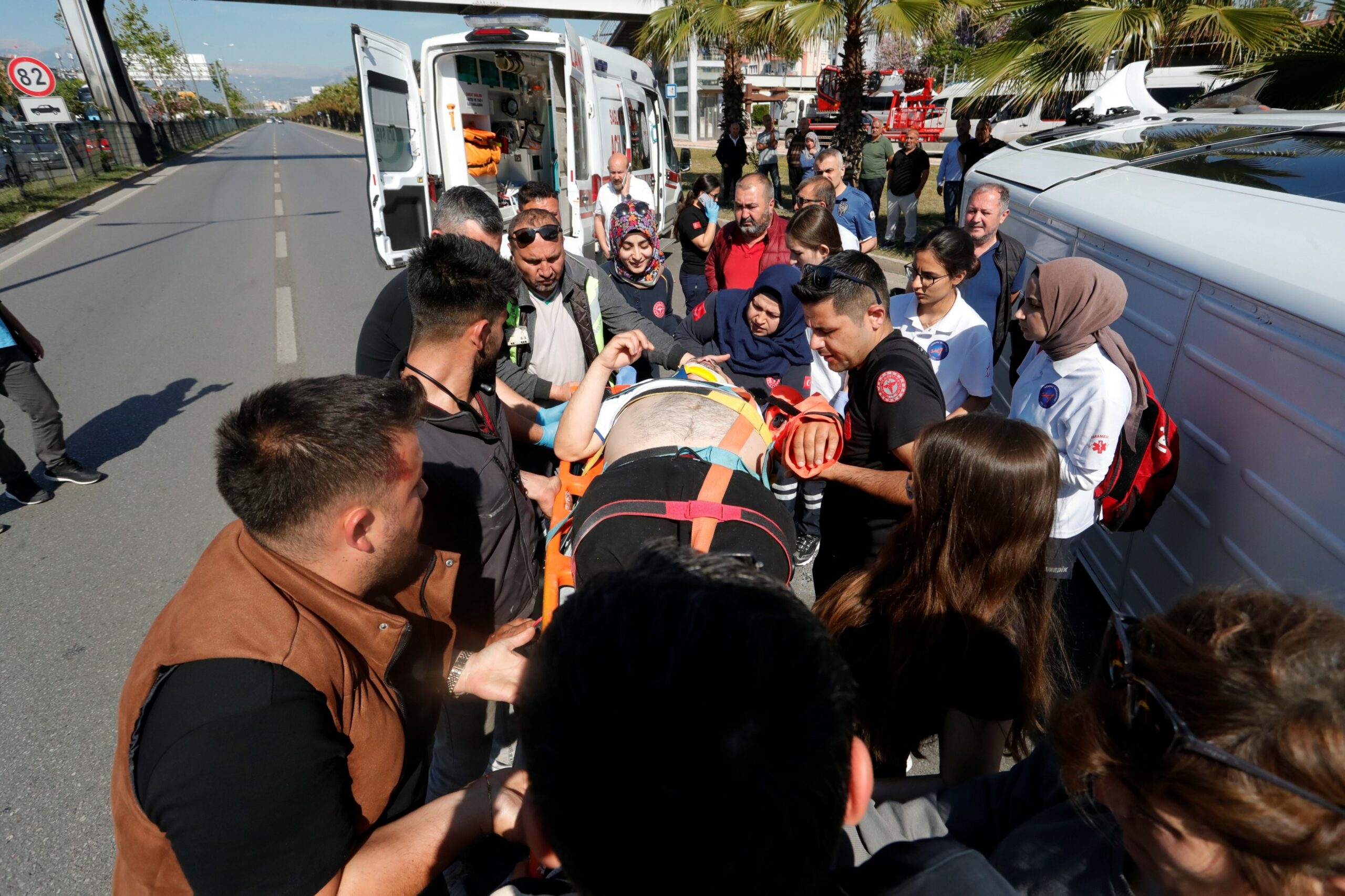 Servis minibüsü devrildi; sıkışan sürücüyü ekipler çıkardı
