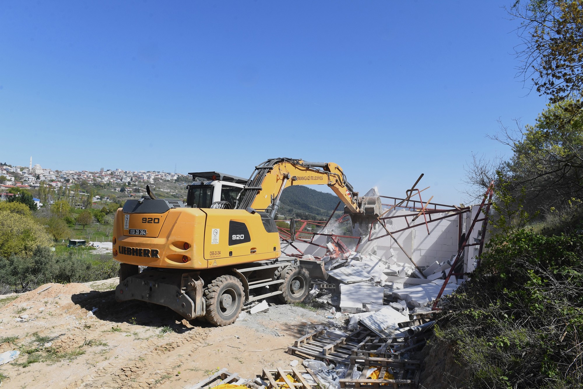 Bursa’da 25 kaçak yapı yıkıldı