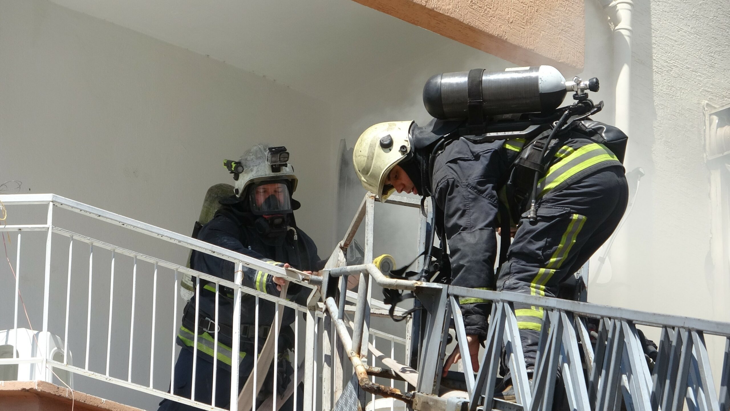 Dairede çıkan yangın apartmanı dumana boğdu
