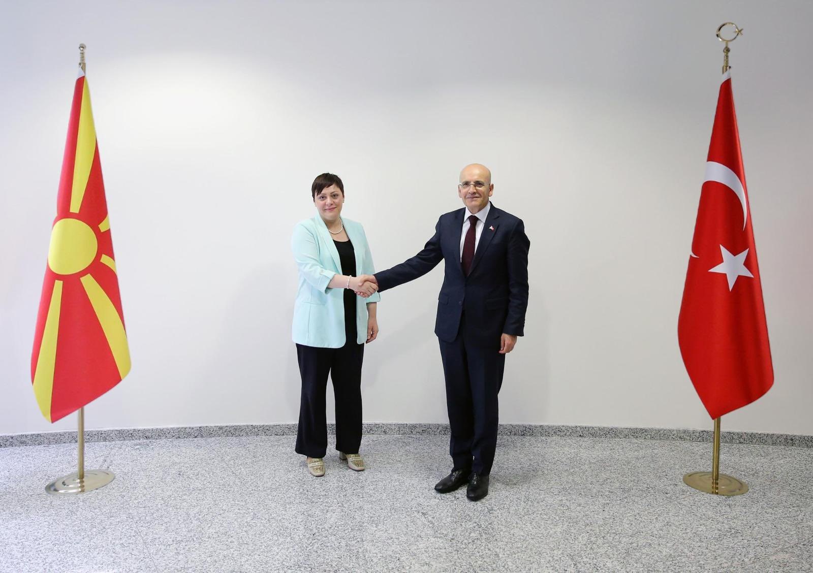 Bakan Şimşek, Kuzey Makedonya Maliye Bakanı Kochoska ile bir araya geldi