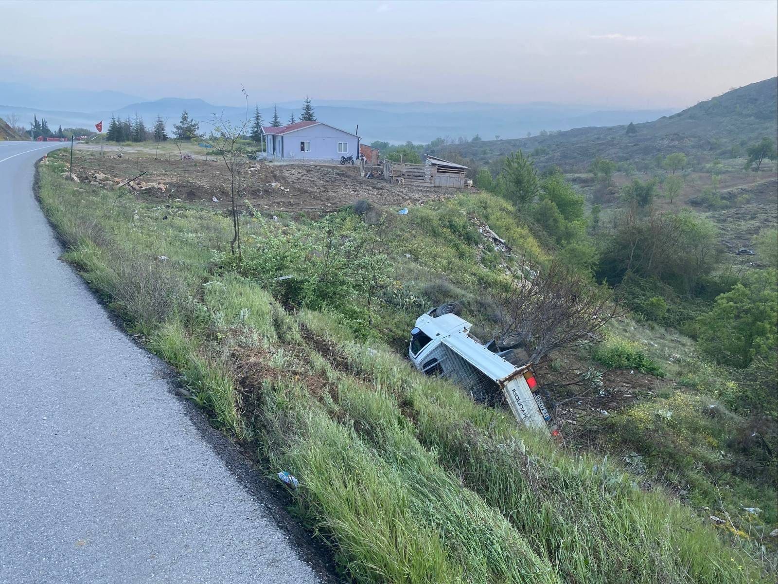 Kontrolden çıkan kamyonet şarampole yuvarlandı