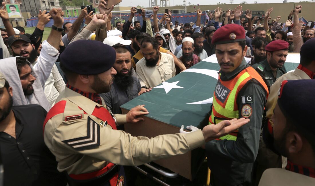 Pakistan'da hükümet, Hindistan'ın saldırısının