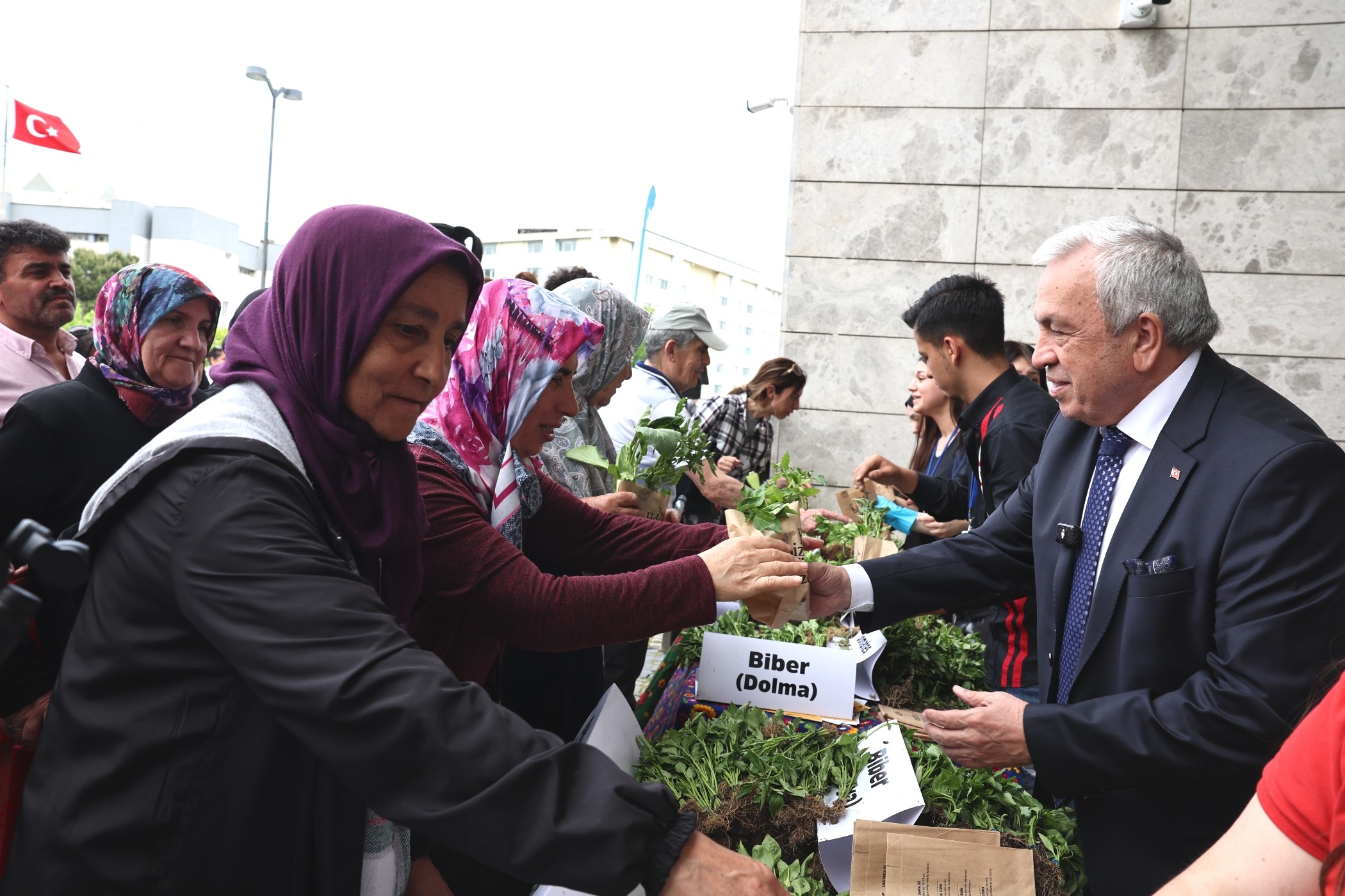 310 bin fide vatandaşlarla buluşuyor