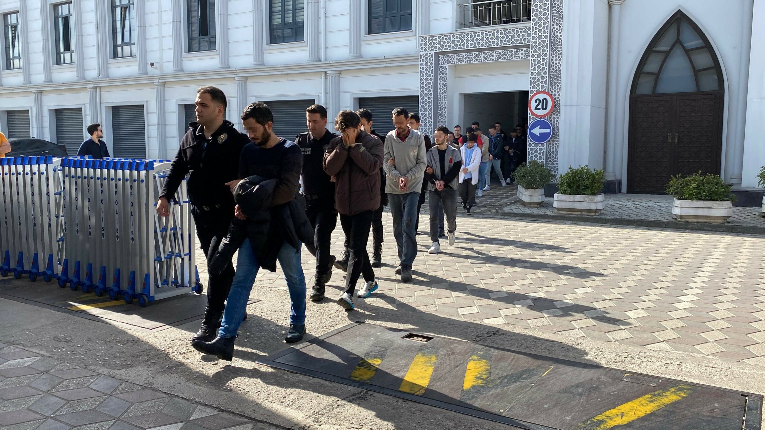 Sahte araç kiralama sitesiyle 122 kişiyi dolandırmışlar!