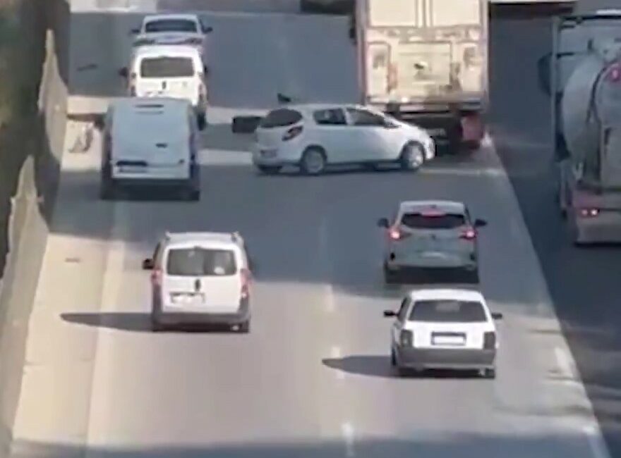 Adana'da otoyolda tırın tekerinden