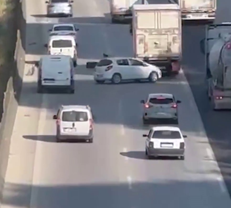 Tırın kopan lastik kaplaması, zincirleme kazaya sebep oldu