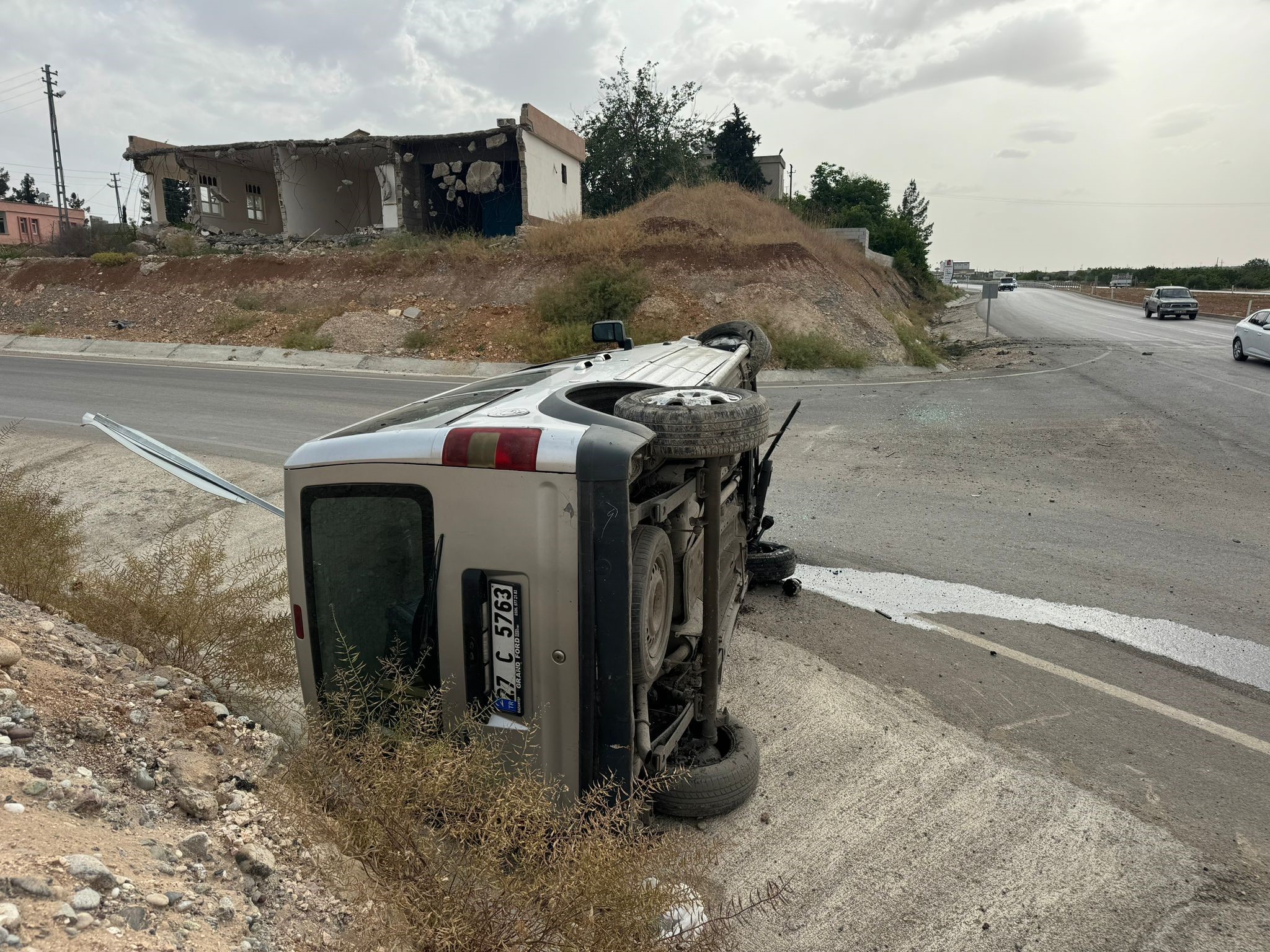 Viraja hızlı giren aracı ‘DUR’ tabelası durdurdu