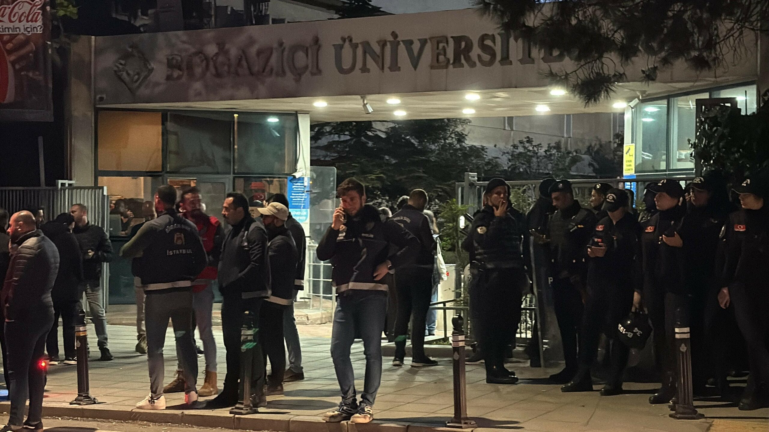 Boğaziçi Üniversitesi’nde göstericiler polise saldırdı: 13 polis yaralandı, 97 gözaltı