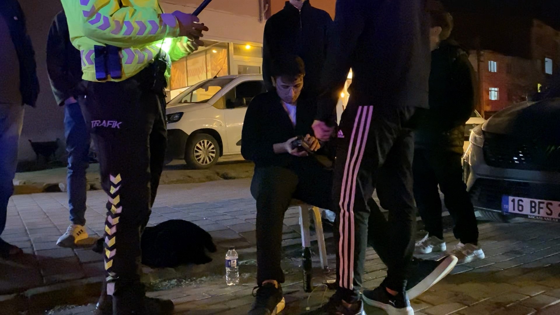 Kontrolden çıkan otomobil aydınlatma direğine çarptı: 2 yaralı