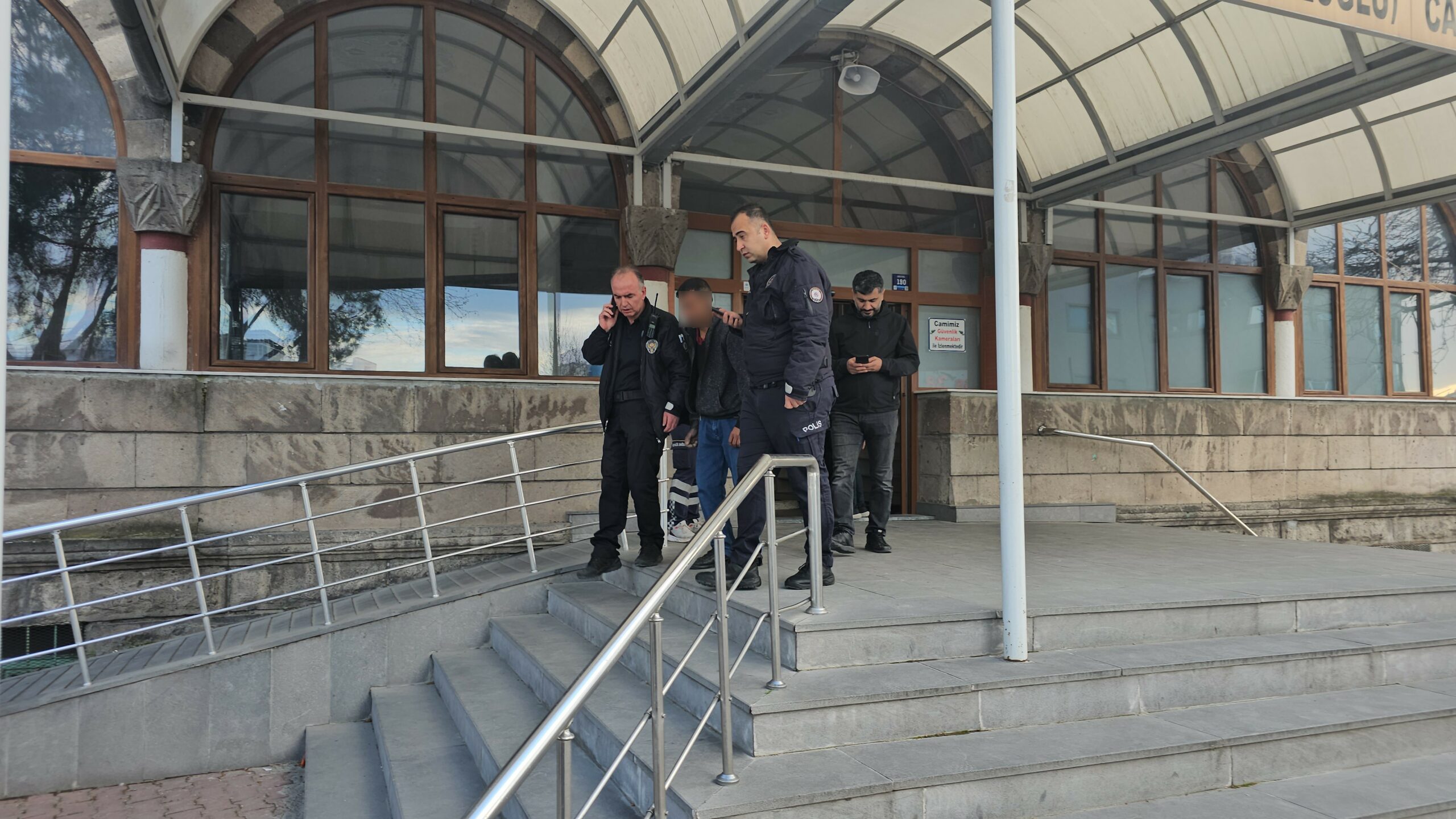 Minareden intihar girişimini polis engelledi
