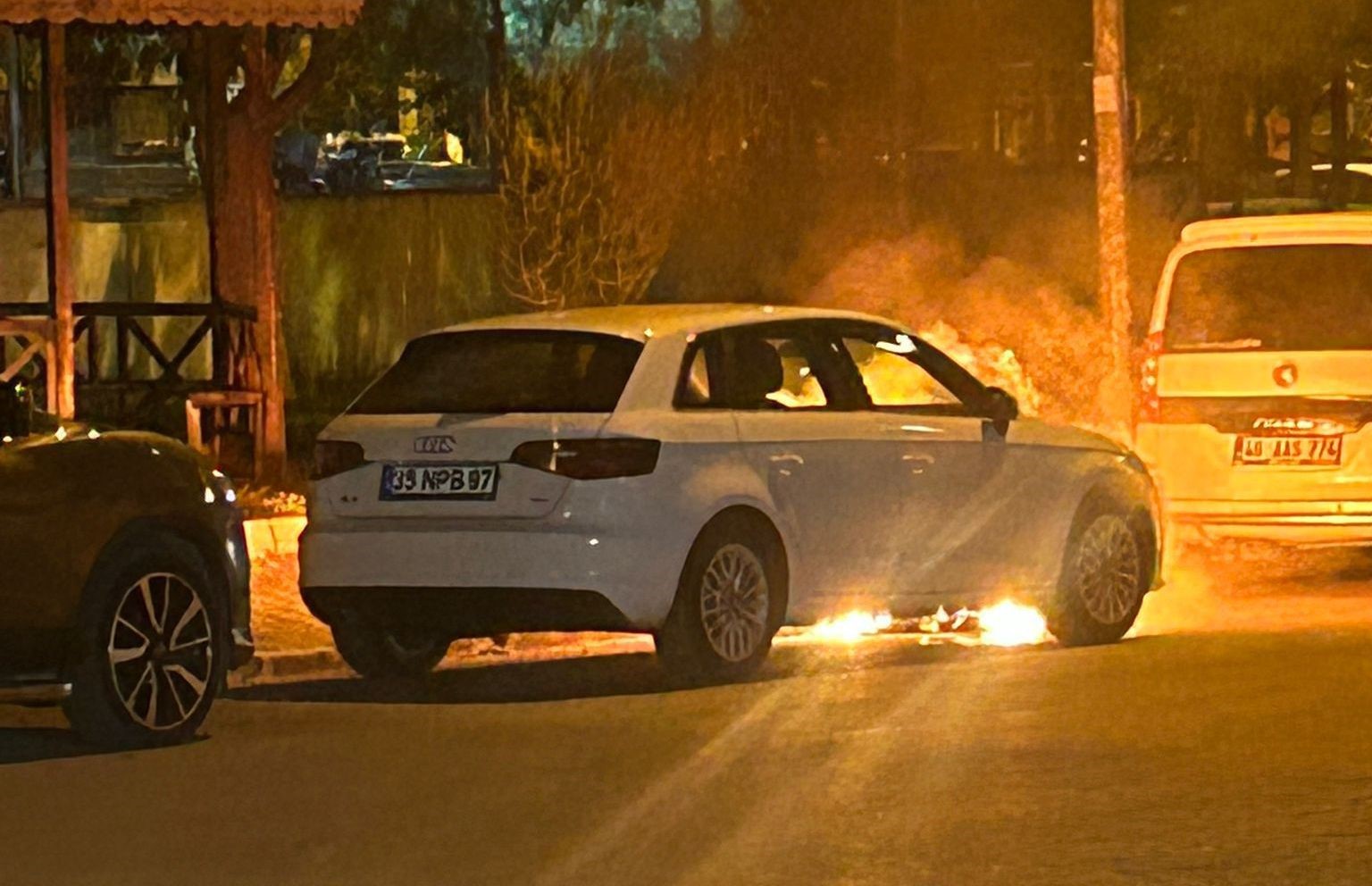 Park halindeki lüks otomobilde yangın çıktı