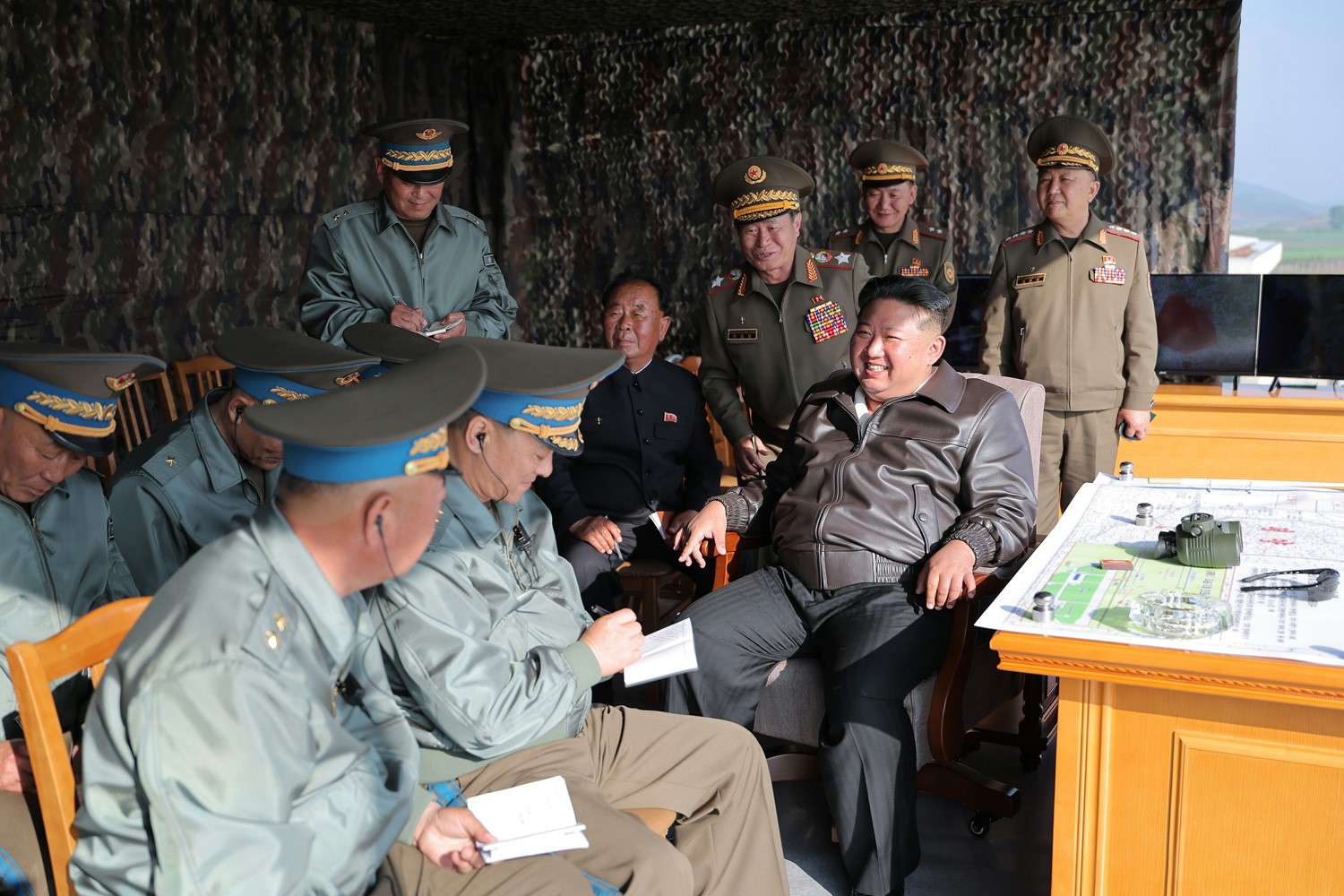 Kuzey Kore ordusu, lider Kim Jong-un denetiminde hava tatbikatı gerçekleştirdi