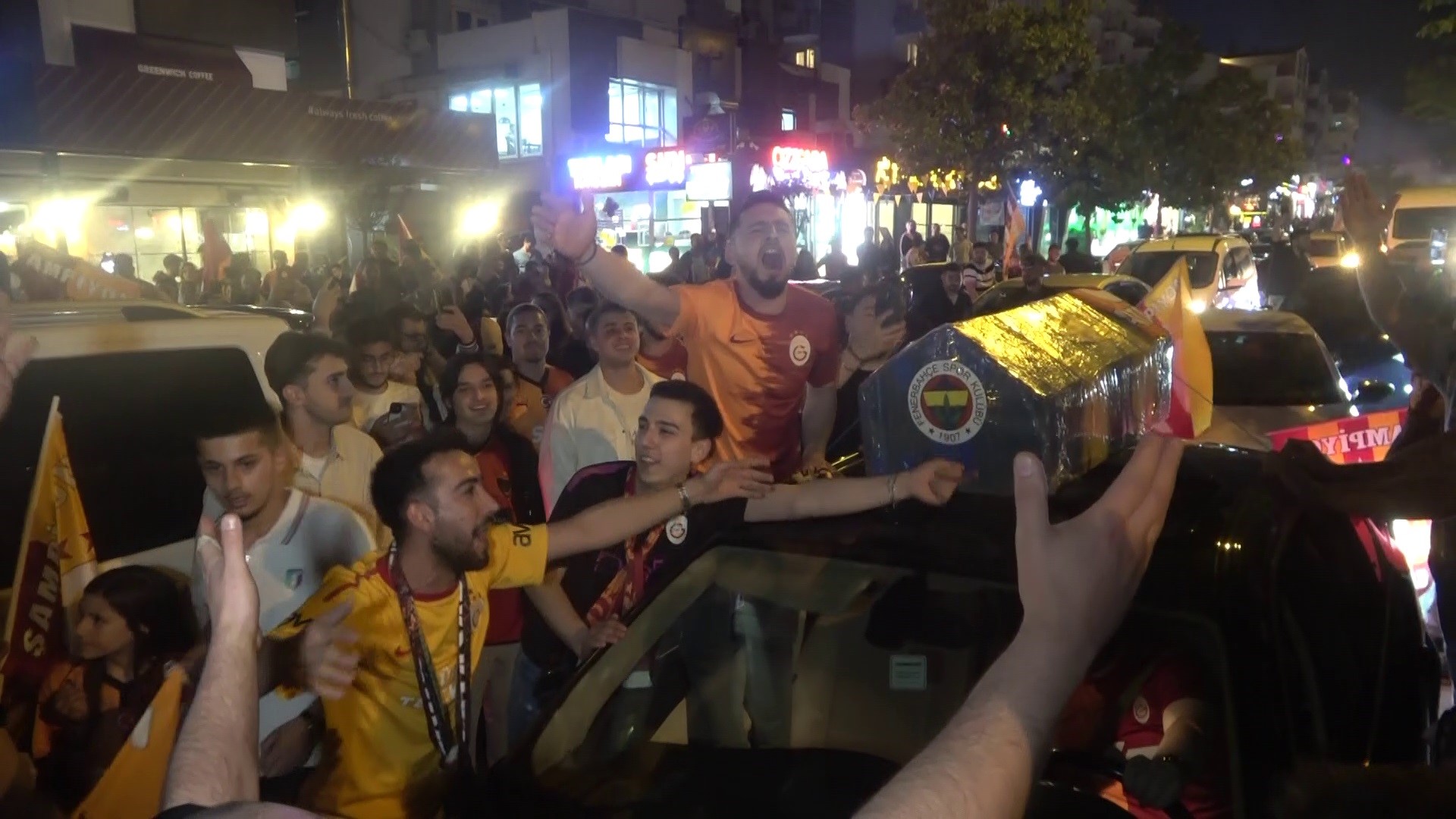 Şampiyonluk kutlamalarında Fenerbahçe tabutu taşındı