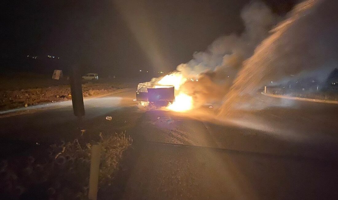 Seyir halindeyken alevlere teslim olan Tofaş demir yığını haline geldi Hatay’da seyir halindeyken alevlere