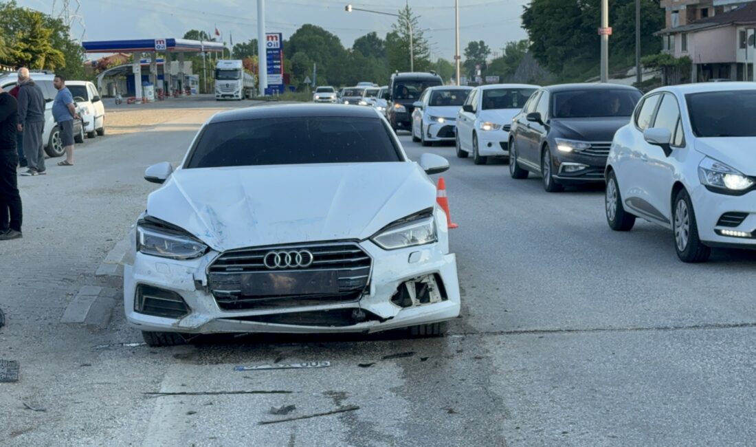 Düzce’de otomobil, ışıklarda bekleyen