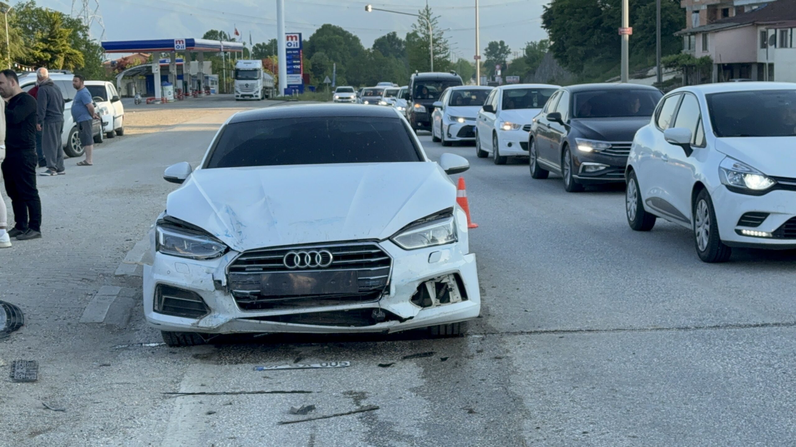 Düzce’de otomobil ışıklarda duran halk otobüsüne çarptı: 6 yaralı