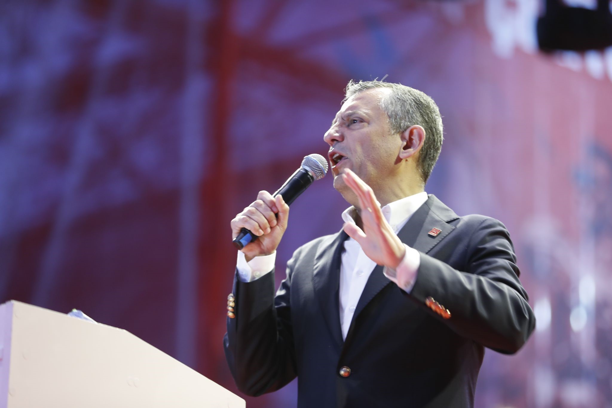 Özgür Özel “2 milyon” dedi, emniyet ise “70 bin”